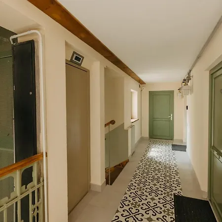 Agoston Apartment *